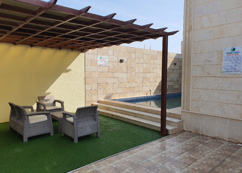 شالية بغرفة نوم مطل على مسبح