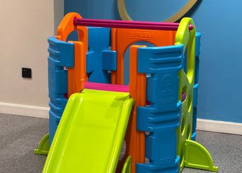 شقة بألعاب أطفال