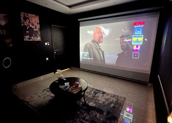 شقة بغرفة سينما وغرفتين نوم