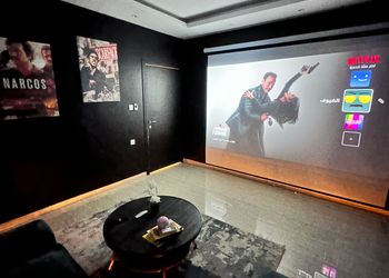 شقة بغرفة سينما وغرفتين نوم