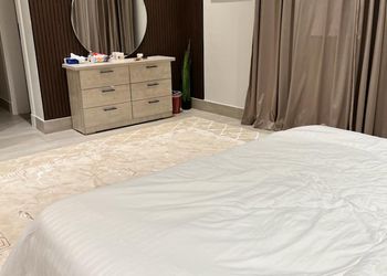 شقة بصالة انيقة وثلاث غرف نوم