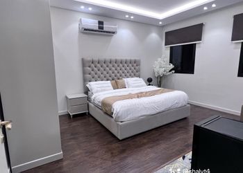شاليه بمسطح اخضر وجلسة خارجية 