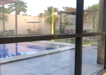 شاليه بمسبح خارجي وغرفة نوم 