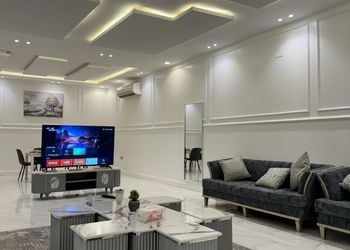 شاليه بجلسة تطل على مسبح خارجي 
