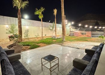 استراحة بمسطح اخضروجلسة خارجية 