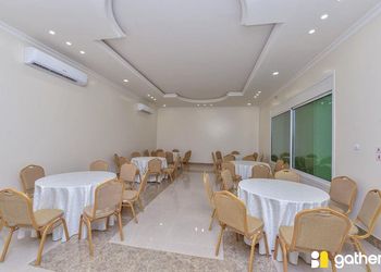 استراحة بمسبح و مسطح أخضر