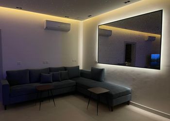 شالية مودرن بجلسة مطلة على المسبح 