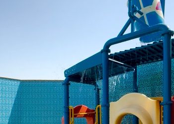 شاليه بصالة أنيقة وجلسة خارجية 
