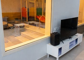شاليه بألعاب أطفال وجلسة خارجية
