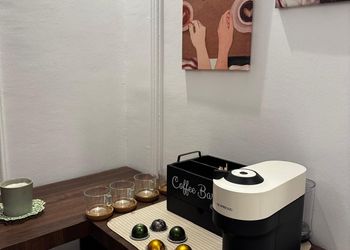 استديو بأثاث مريح وبسيط 