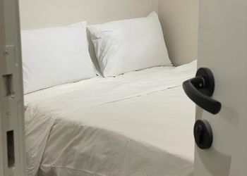 استديو هادئ بأثاث مريح وبسيط 