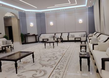 استراحة بمجلس واسع وفناء خارجي