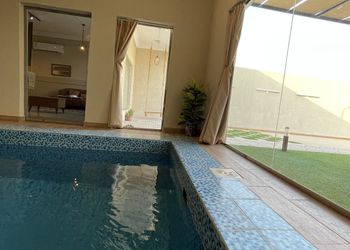 شاليه بصالة مطلة على المسبح
