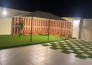 شاليه بجلسة خارجية على المسبح 
