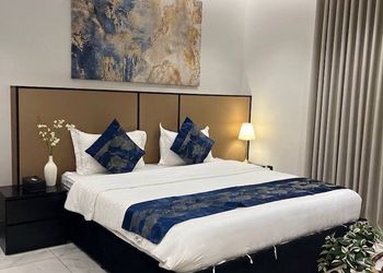 استديو بأثاث مريح وبسيط 