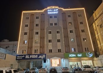 استديو بأثاث مريح وبسيط 
