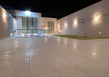 شاليه بألعاب أطفال ومسبح
