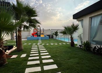 شاليه بجلسه مطله على مسطح اخضر