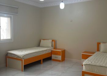 شقة بصالة مريحة وثلاث غرف نوم 