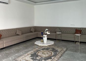 شاليه بجلسة خارجية ومسطح اخضر