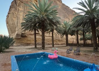 مزرعة محاطة بالجبال