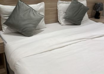 استديو بأثاث مريح وبسيط