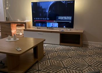 استديو بسرير ماستر وجلسة مريحة 