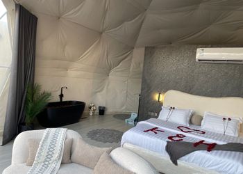 شالية بمجلس مطل على الفناء الخارجي 