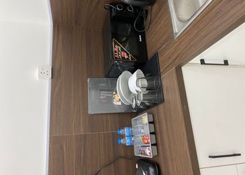 استديو بسرير ماستر وجلسه جانبيه