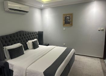 استديو بأثاث مريح وبسيط