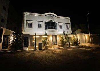 شقة بصالة أنيقة ودخول ذاتي