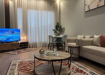 شاليه بصالة مريحة وجلسة خارجية 