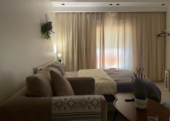 استديو بسرير ماستر وجلسة جانبية 