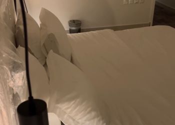 شقة بغرفة معيشة وغرفة نوم 
