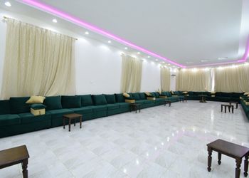 استراحة بملعب كرة طائرة وجلسة 