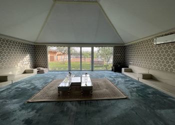 استراحة مع اسطبل خيول وجلسات