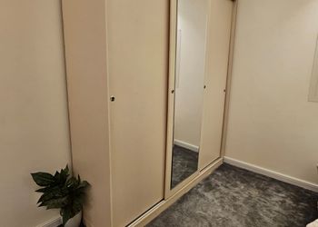 وحدة دور ارضي بغرف نوم ومجالس فاخرة