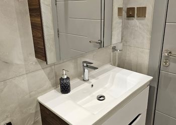 استديو بأثاث مريح وبسيط 