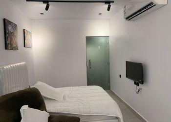 استديو هادئ بسرير ماستر و أثاث مريح 