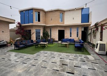 شاليه بجلسة خارجية ومسبح داخلي 