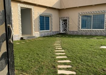 شاليه بجلسة تطل على مسبح خارجي 