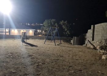 شاليه بجلسة خارجية وألعاب أطفال