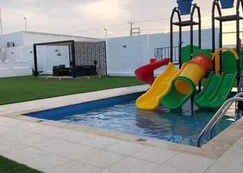 استراحة بألعاب أطفال ومسبح