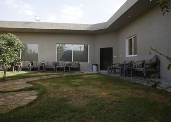 استراحة بمسبح وجلسة خارجية 