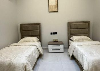 شاليه بمسطح اخضر ومسبح 