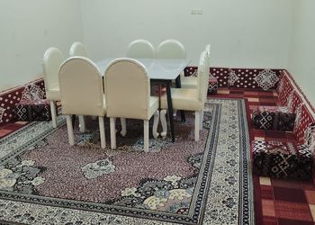 استراحة بجلسة خارجية وألعاب اطفال