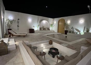 استراحة بغرفة نوم وجلسة خارجية 