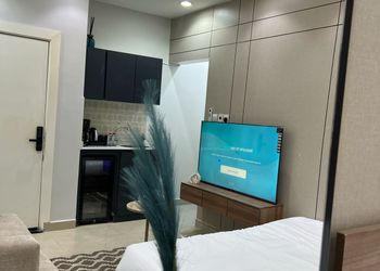 استديو بأثاث مريح وبسيط 