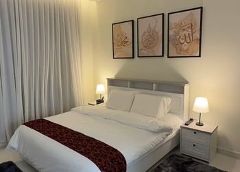 غرفة بسرير ماستر