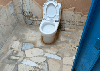 مزرعة بمسطحات خضراء وجلسة خارجية